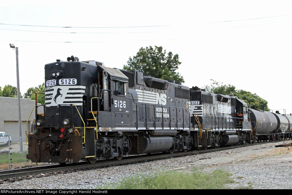 NS 5126 & 5122 lead train P08